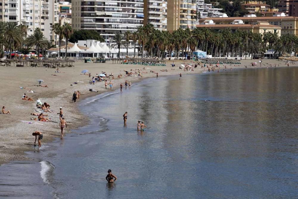 Penúltimos días de playa en Málaga capital