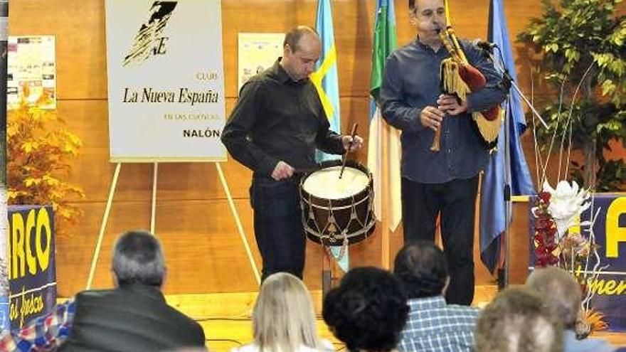 El gaitero Jesús Noriega y el tamborilero José Marino Castaño, en una gala anterior del certamen.