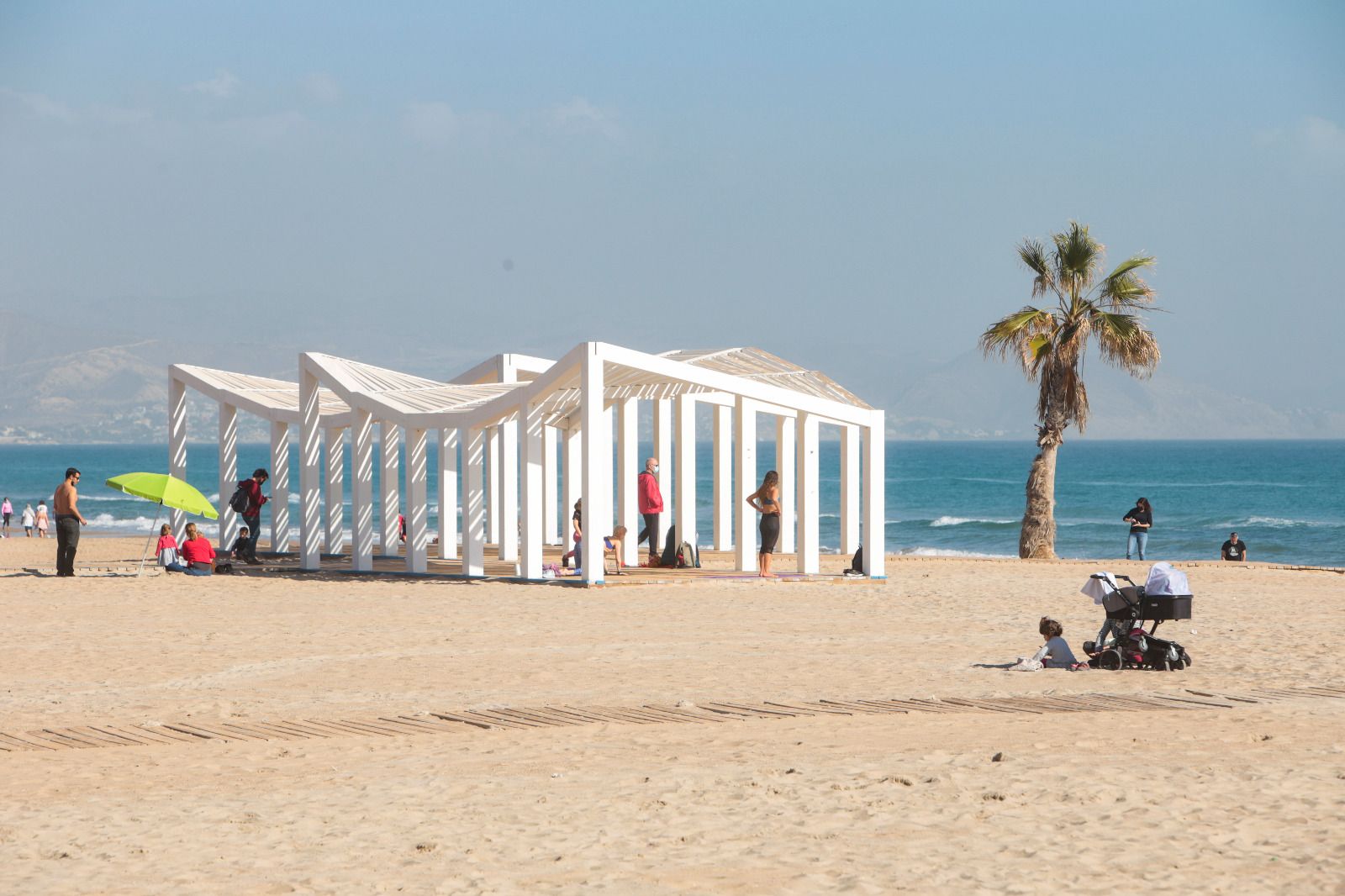 Ambiente primaveral en la playa de San Juan el primer sábado de febrero