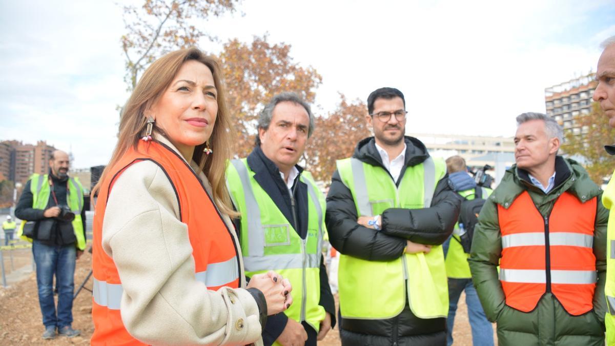 La alcaldesa, Natalia Chueca, con el consejero del Real Zaragoza Juan Forcén y el director general del club, Fernándo López.