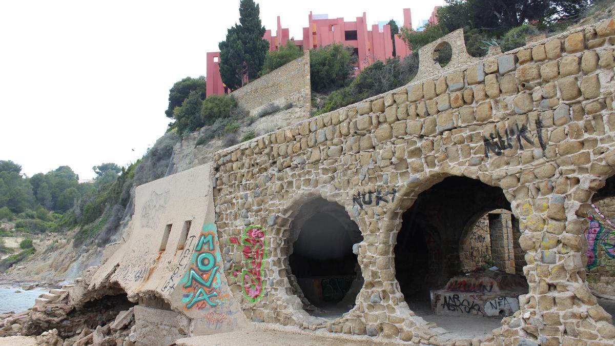 El club social y, arriba, la Muralla Roja.