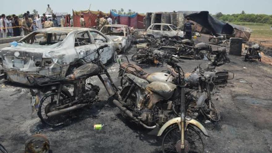 L&#039;explosió del camió cisterna va deixar un rastre de cotxes i motocicletes cremats.