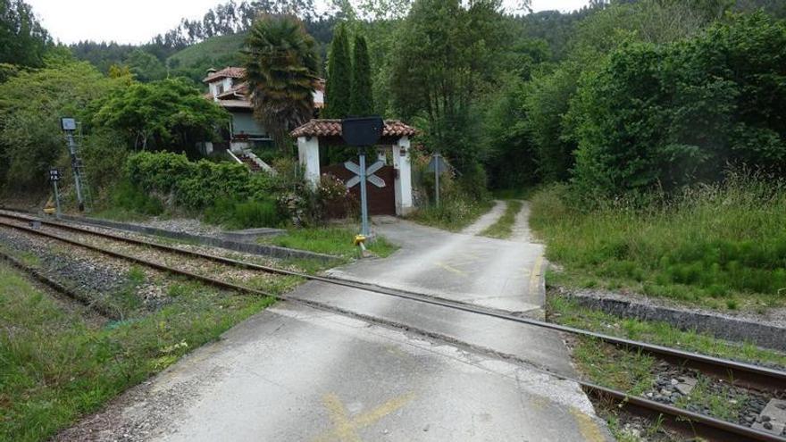 Un tren arrolla a una autocaravana en un paso a nivel de Bustio, en Ribadedeva