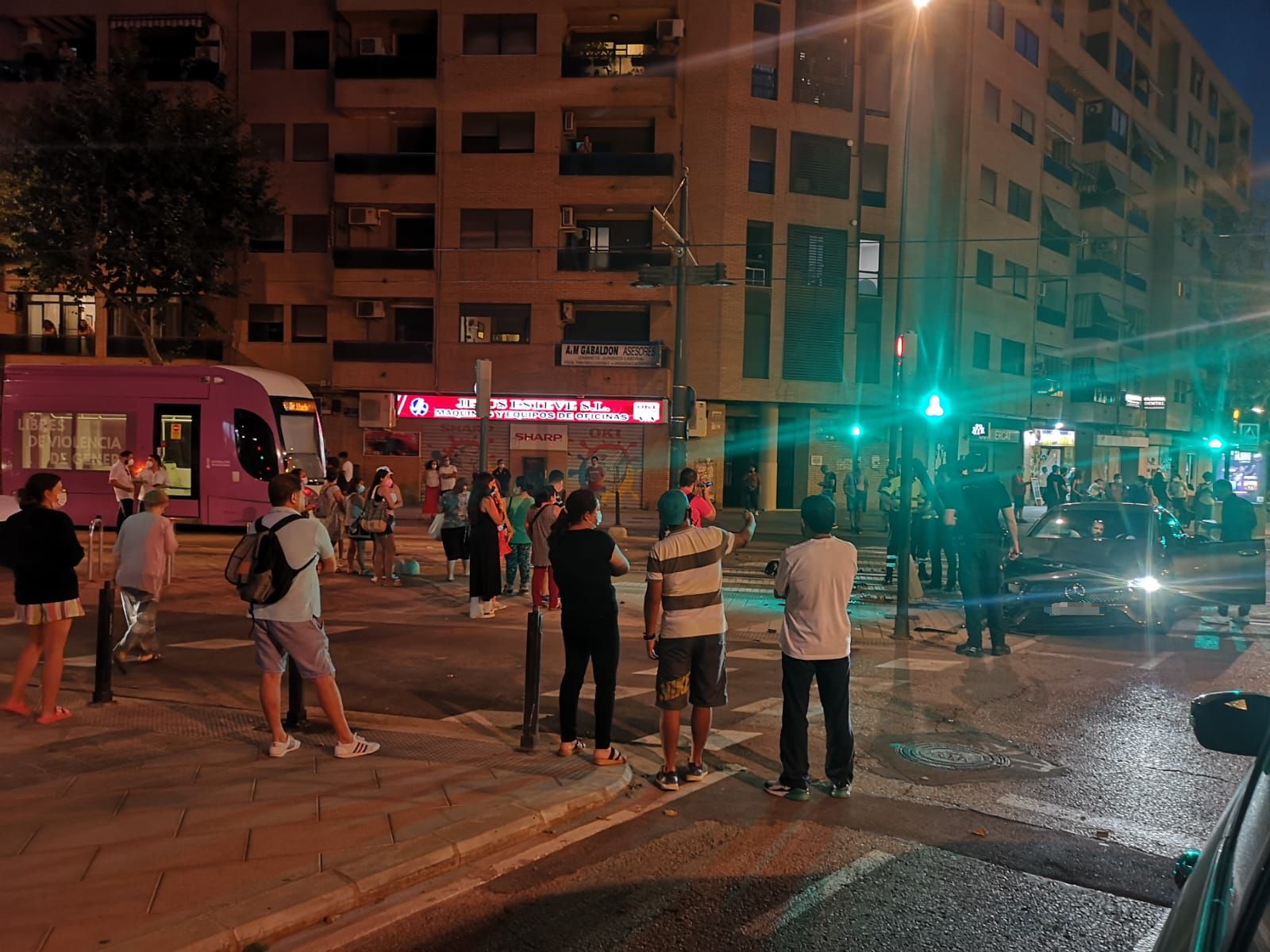 El tranvía arrolla a un coche de lujo en València