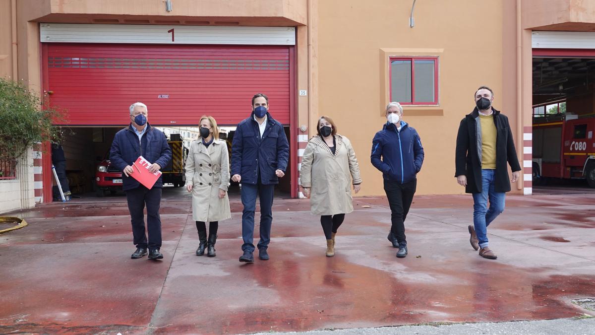 Concejales del PSOE en el parque central de Bomberos, en Martiricos