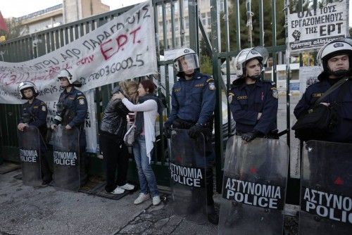Manifestante situada delante de la policía y frente al edificio estatal de la televisión griega (ERT).