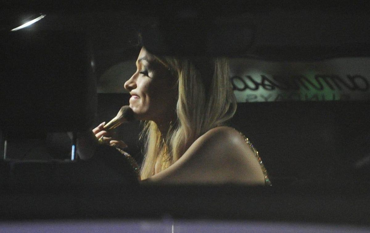 Paris Hilton se maquilla en el coche