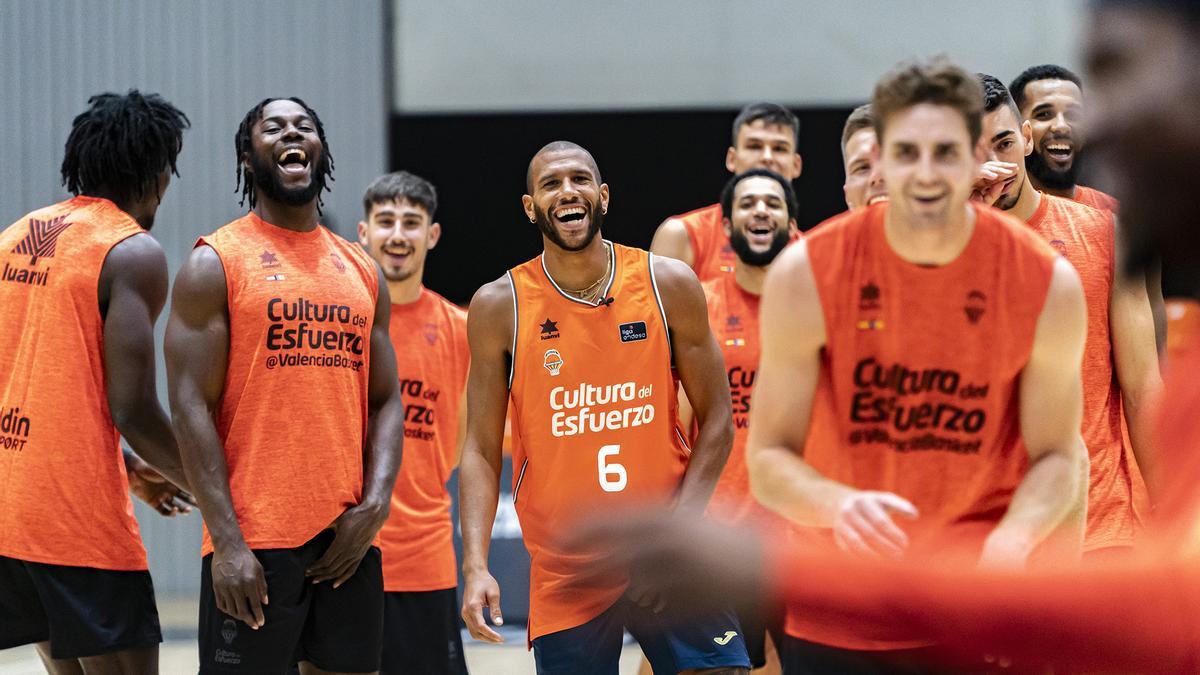 Vídeo | Capoue cumple su sueño y entrena con el Valencia Basket
