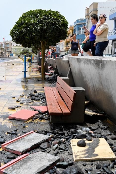 Los destrozos del oleaje en la avenida de Arinaga