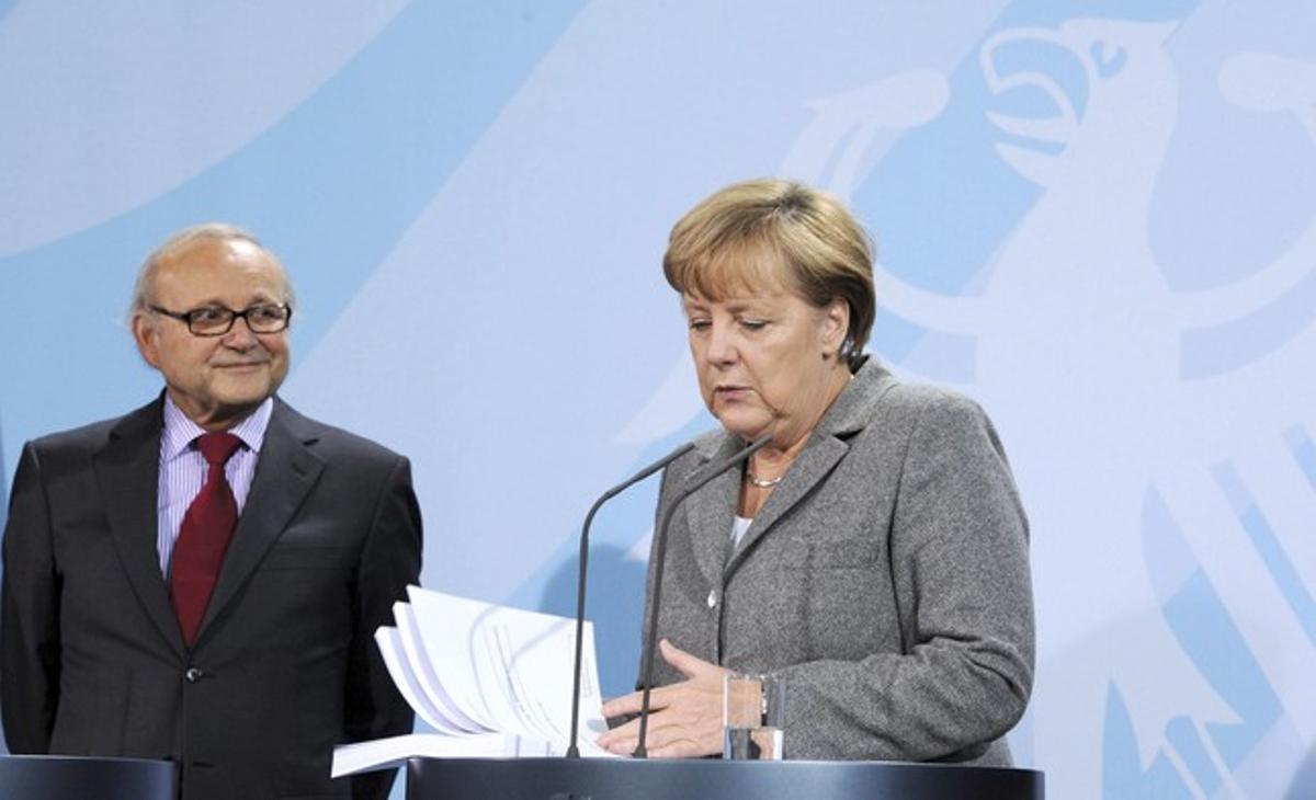 La cancellera alemanya, Angela Merkel, repassa l’informe anual del Consell Assessor d’Economistes del Govern alemany, amb el president del grup, Wolfgang Franz, dimecres a Berlín.