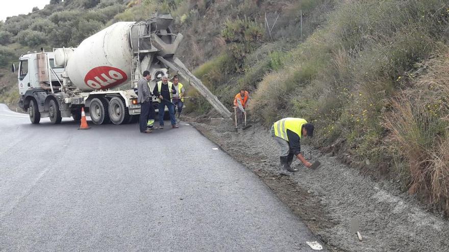 Trabajos de mejora en esta vía del interior de la Axarquía.