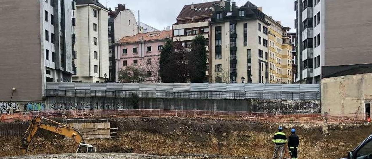 Obras de un nuevo edificio en la calle General Elorza. LNE