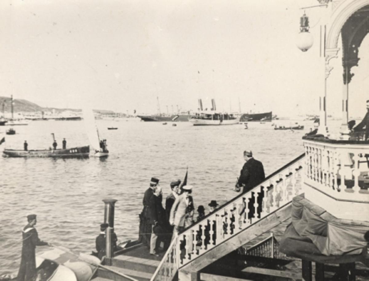 Autoridades desembarcando en Santa Catalina.