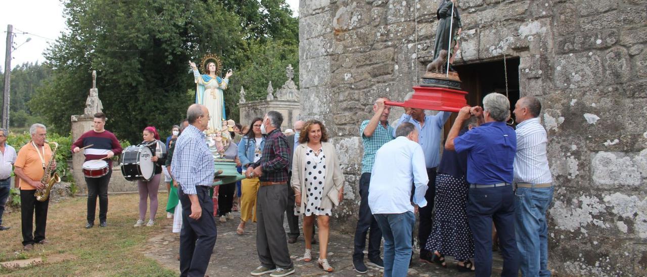 En Val de Sangorza mantense a tradición de pasar baixo a imaxe do San Roque.   | // DANIEL GONZÁLEZ ALÉN