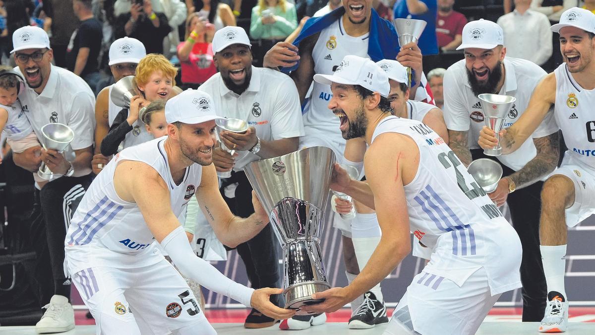 Rudy Fernández y el menorquín Sergi Llull levantan el trofeo de la Euroliga