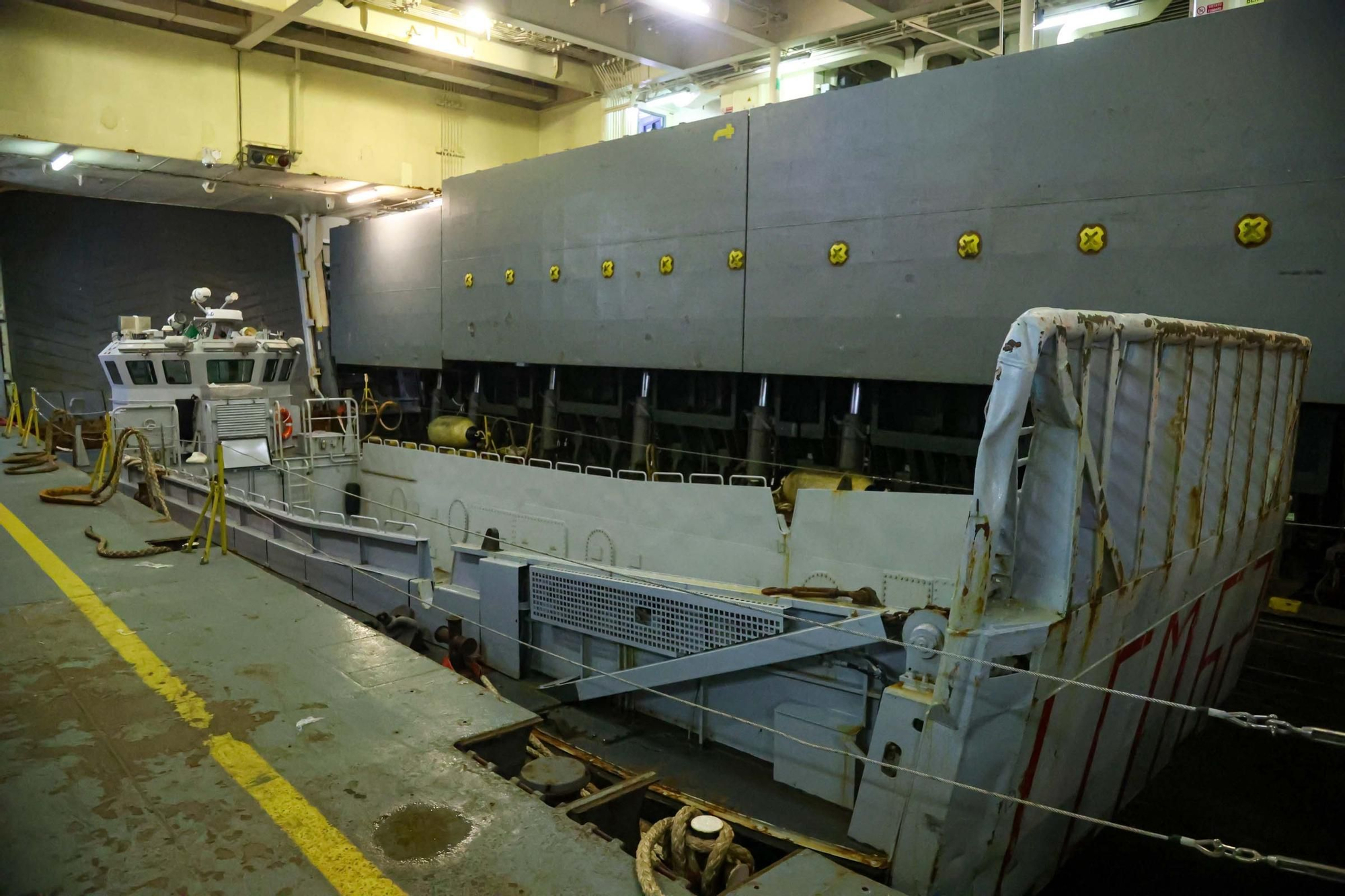 El buque 'San Giorgio', de la Armada de Italia, atraca en A Coruña en una visita no oficial