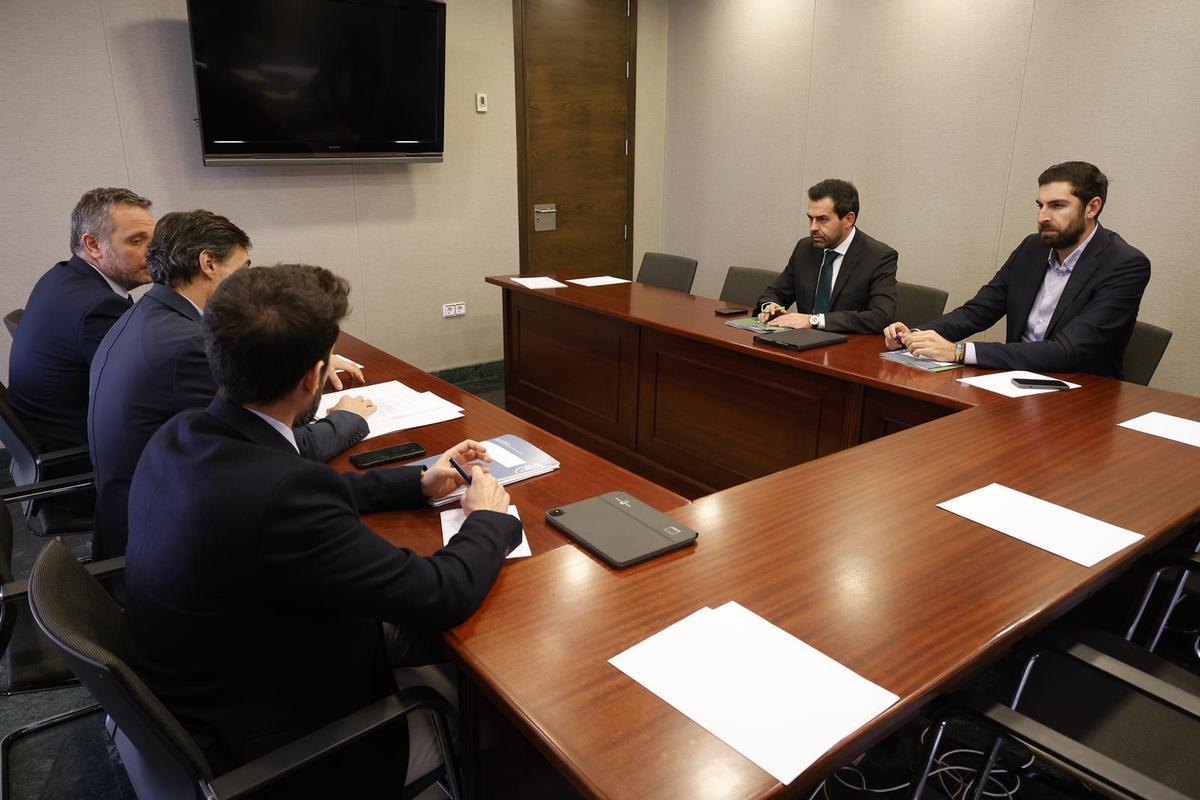 Rubén Martínez Alpañez (i) y José Ángel Antelo, de Vox, durante la reunión.
