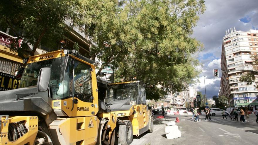 Las máquinas de asfaltado estuvieron trabajando a las 5 de la mañana en la calle Isaac Albéniz. | JUAN CARLOS CAVAL