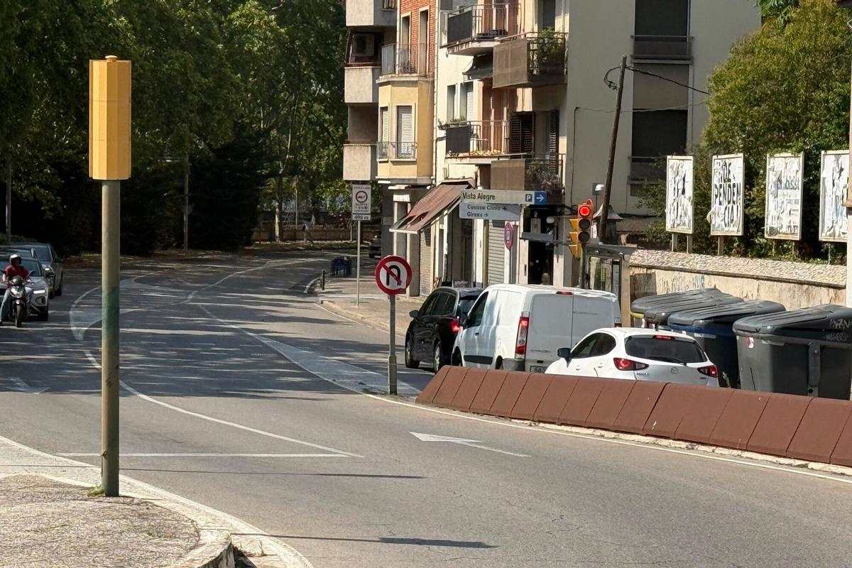 Un semàfor al carrer del Carme de Girona amb cotxes aturats