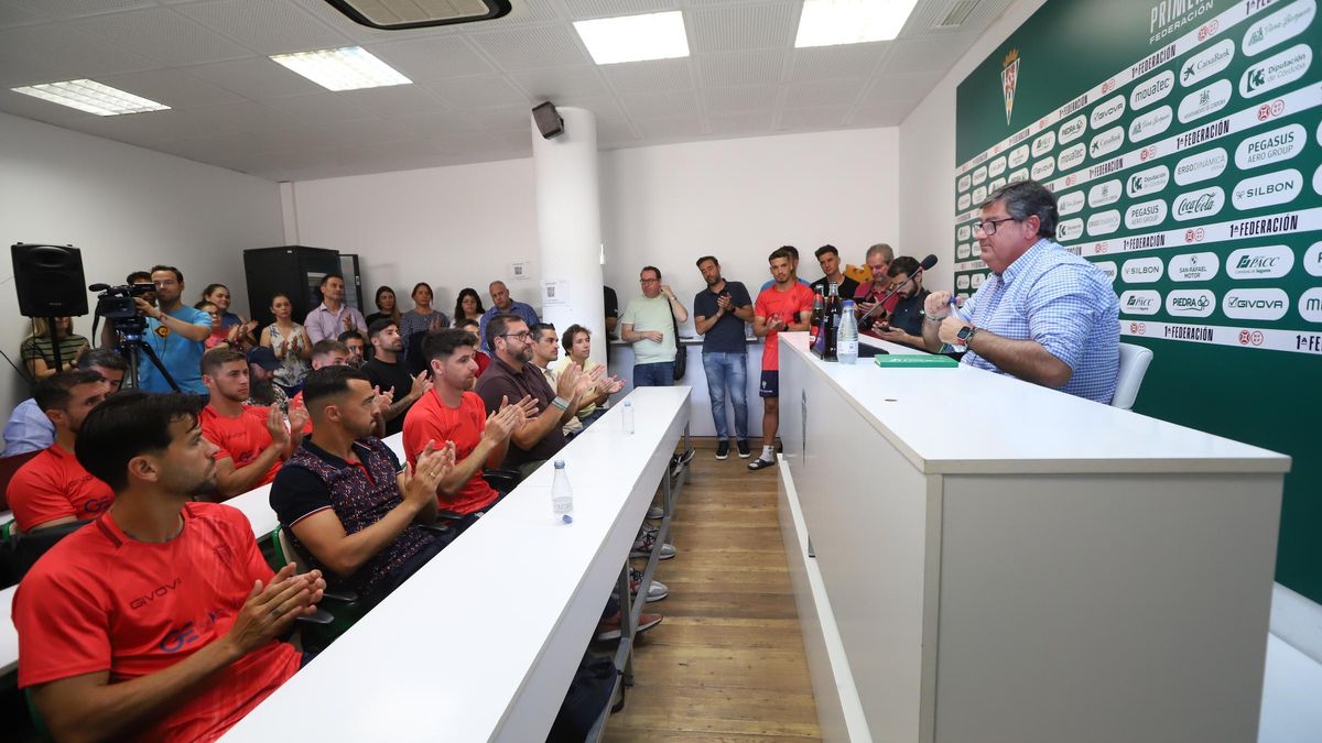 Javier González Calvo es aplaudido por los jugadores y trabajadores del Córdoba CF tras su despedida como consejero delegado del club blanquiverde.