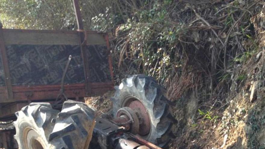 El tractor volcado en un camino de Lamuño, en Cudillero.