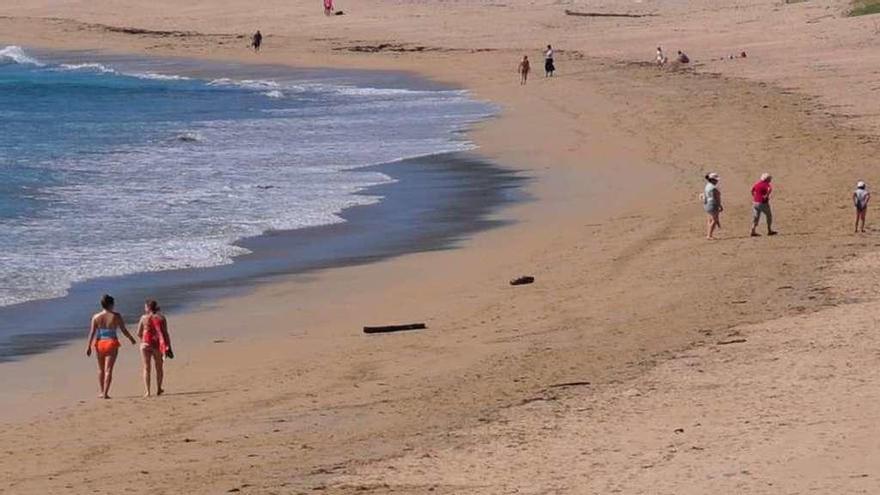 Varias personas en la playa de A Lanzada (O Grove) el pasado martes. // Iñaki Abella