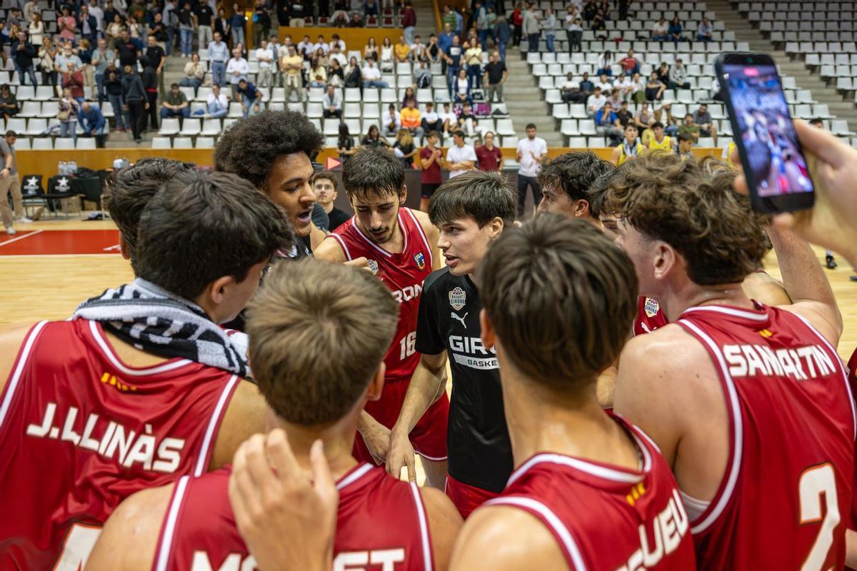 Els jugadors de l'U22 fent pinya