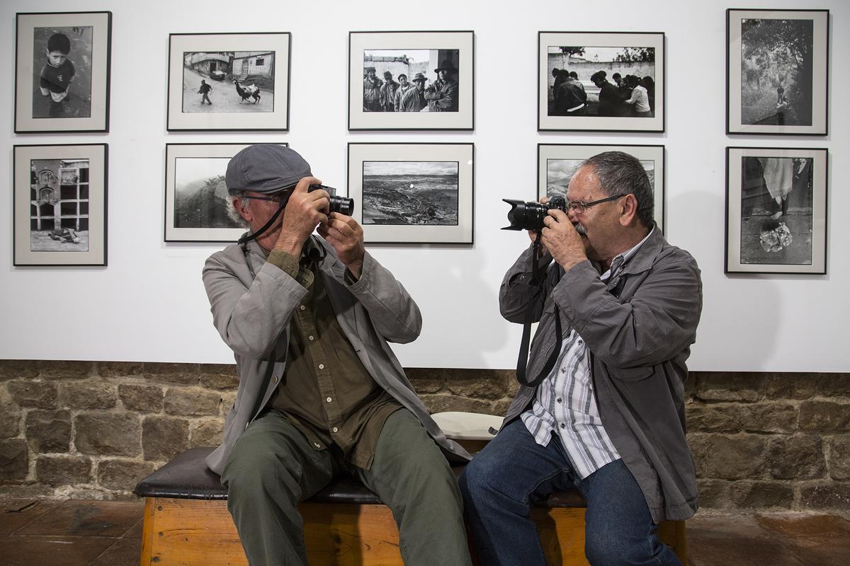 Los fotógrafos Agustí Carbonell y Joan Guerrero en una exposición en la sala Barcelona Visions, en el año 2015.