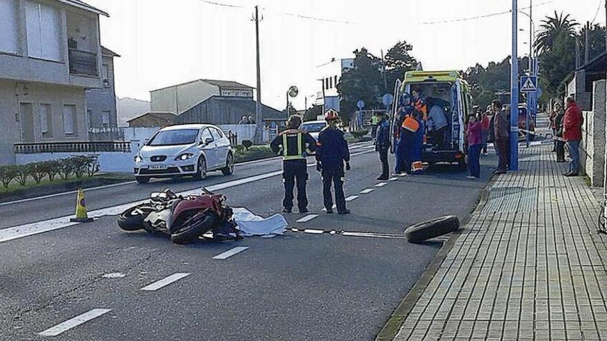 El cuerpo sin vida de Ramón García, junto a su moto, el 21 de noviembre de 2015. // Muñiz