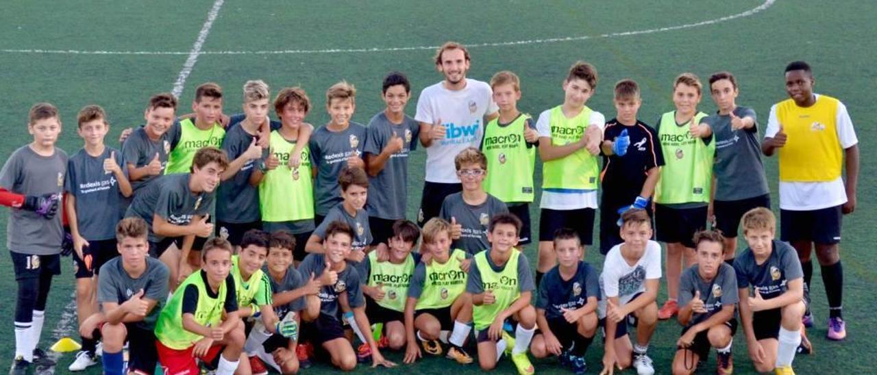 Biel Coll posa con jugadores de las categorías base del Constancia.