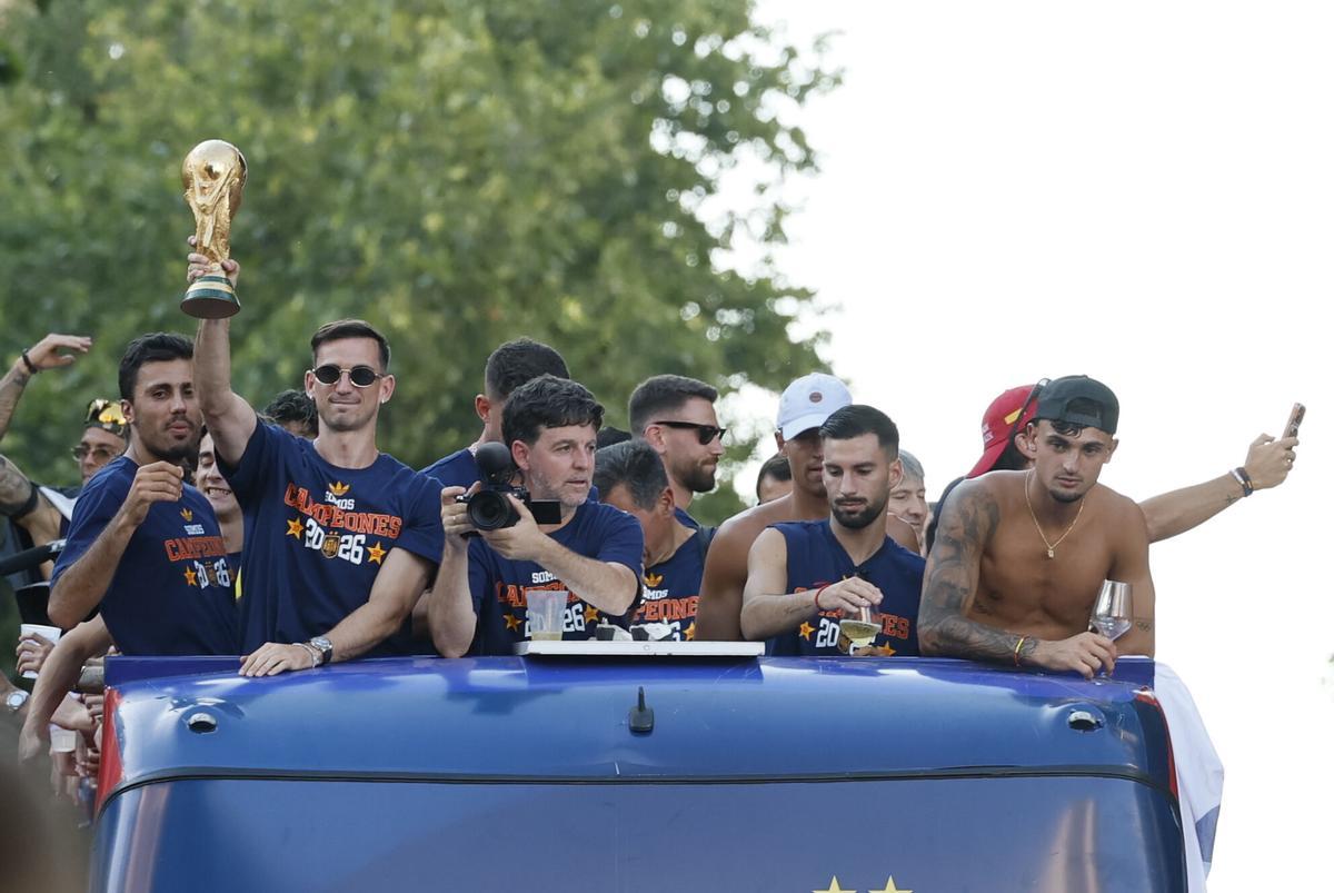 Los jugadores de la selección española en el autobús en el recorrido para celebrar el triunfo