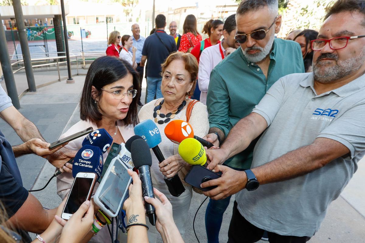 GRAFCAN1324. LAS PALMAS DE GRAN CANARIA, 28/05/2023.- La candidata del PSOE a la Alcaldía de Las Palmas de Gran Canaria, Carolina Darias, atiende a los medios de comunicación tras votar este domingo. EFE/ Elvira Urquijo A.