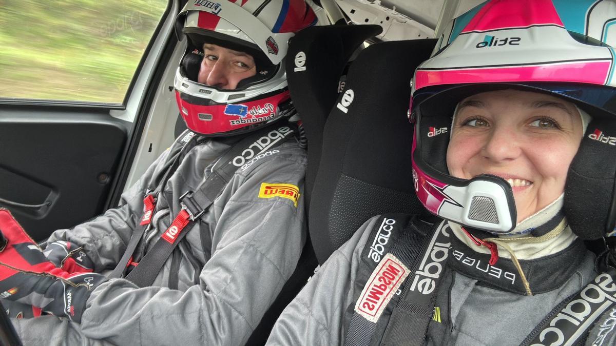 Pablo Fernández "Pistolo" y Lucía Otero, en el interior de su coche de carreras.