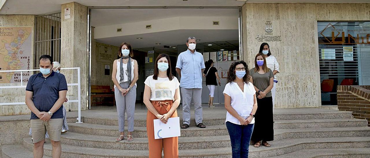 Minut de silenci per les víctimes de violència de génere a l’Ajuntament de Paiporta. | A.P.