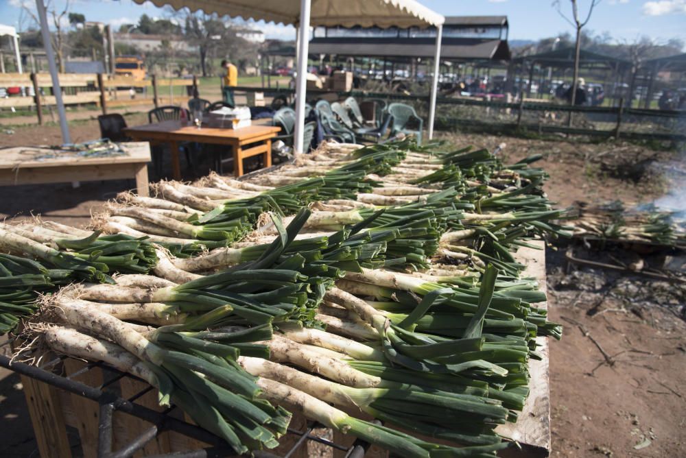 Famílies vingudes d''arreu de la Catalunya central i també de fora comparteixen àpat a Manresa amb productes de la terra