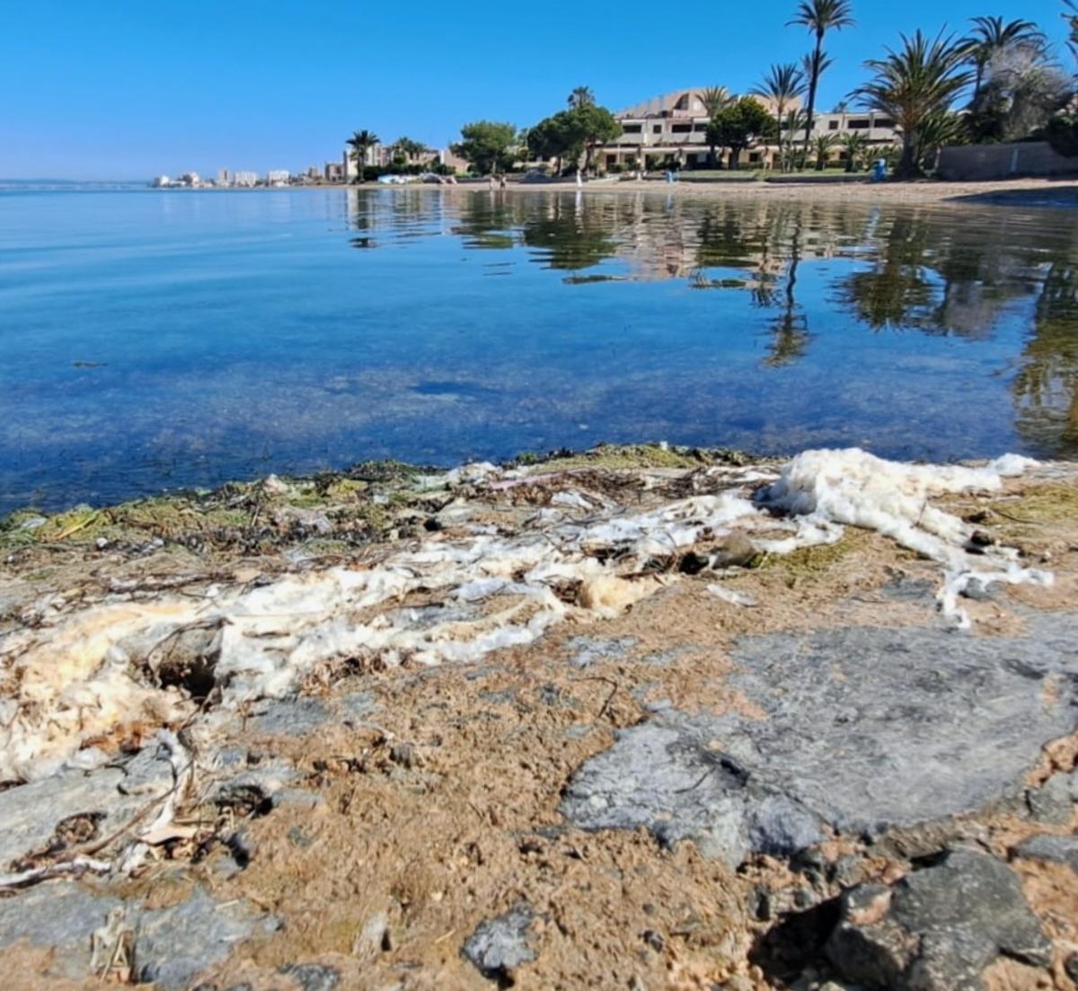 Restos de residuos plásticos en la orilla de una playa de La Manga del Mar Menor, el pasado mes de abril.