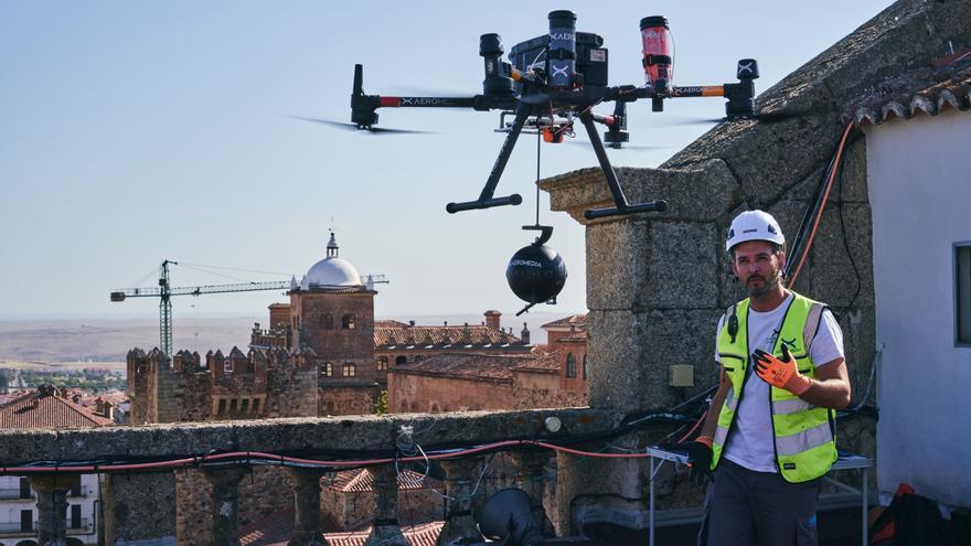 GALERÍA | Rodaje con drones en Cáceres entre quejas: &quot;Al final van a conseguir que nos vayamos todos de aquí&quot;