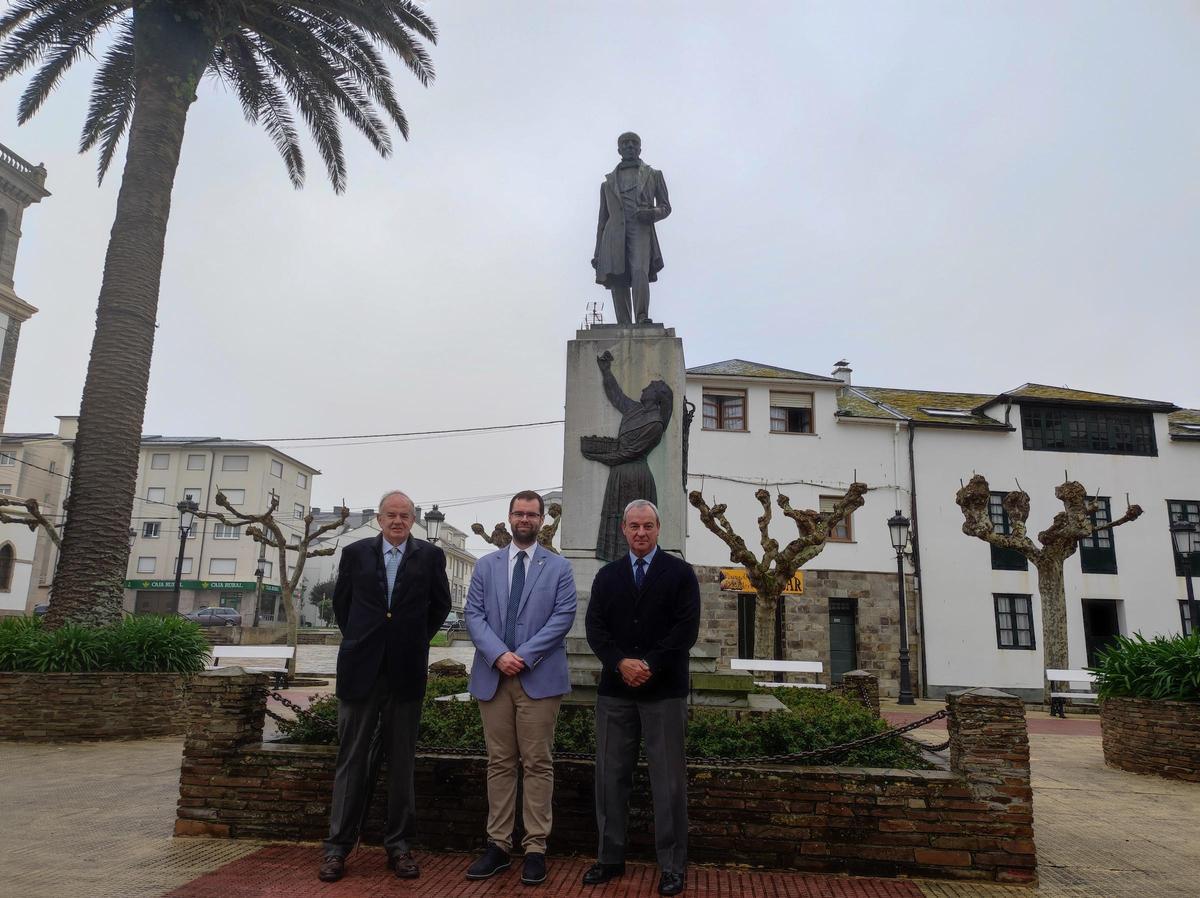 El marqués y el vizconde con el regidor junto a la estatua a Fernando Fernández-Casariego.