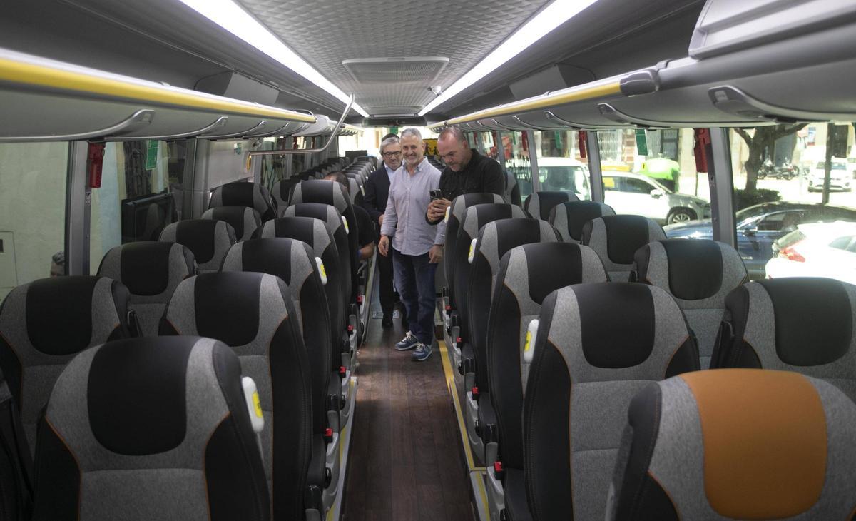 Interior de uno de los nuevos autobuses que cubren el trayecto.