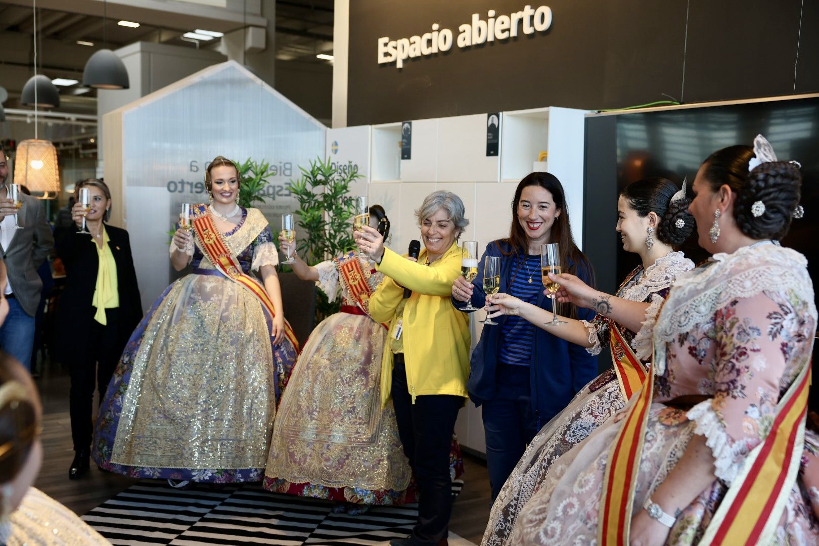 Ikea inaugura el salón de Laura y Paula