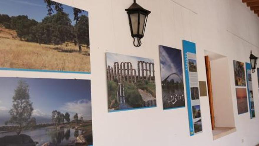 Algunas de las fotos colgadas en el Claustro del Ayuntamiento de Ibiza.