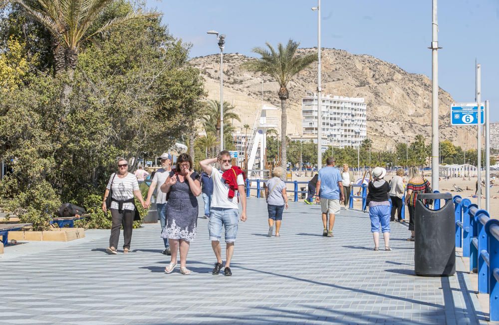 El primer puente festivo del año llena los hoteles y las playas de Alicante