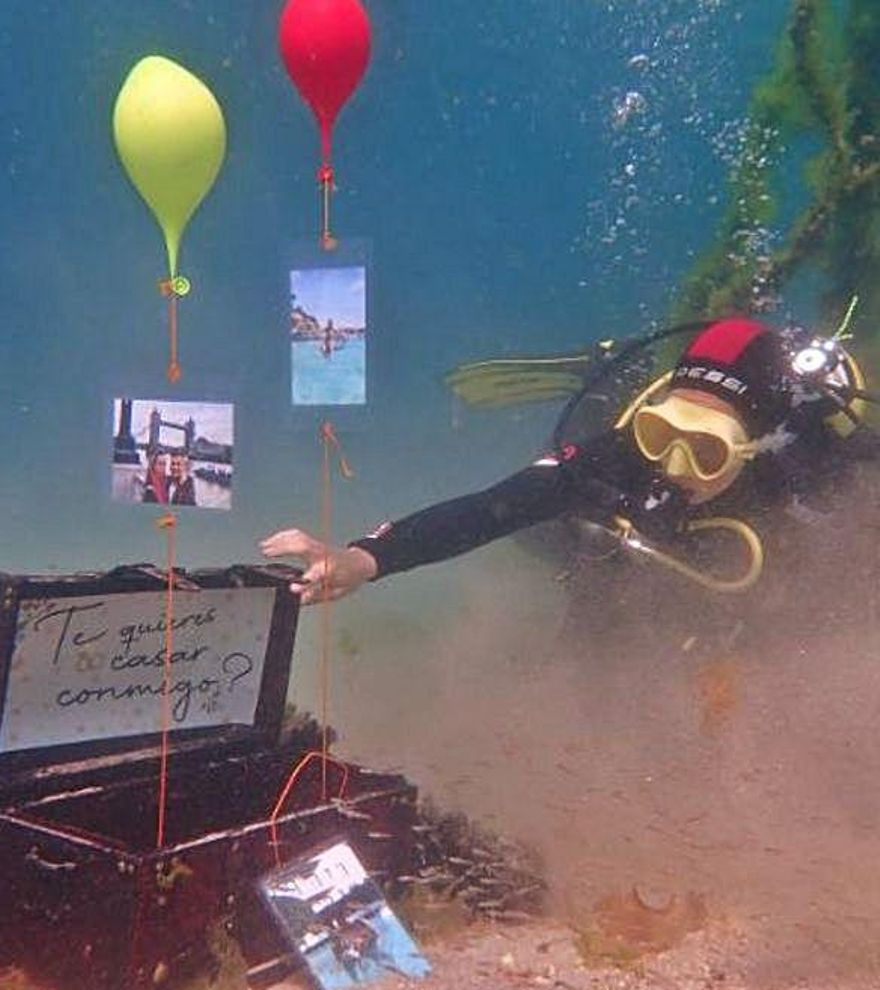 El cofre colocado en el fondo de la ría, con las fotos, anillo y el mensaje de pedida. | // BUCEO RÍAS BAIXAS