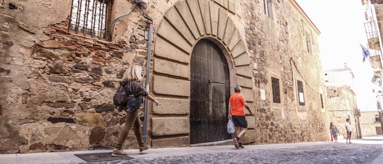 Fachada del palacio de Paredes-Saavedra.