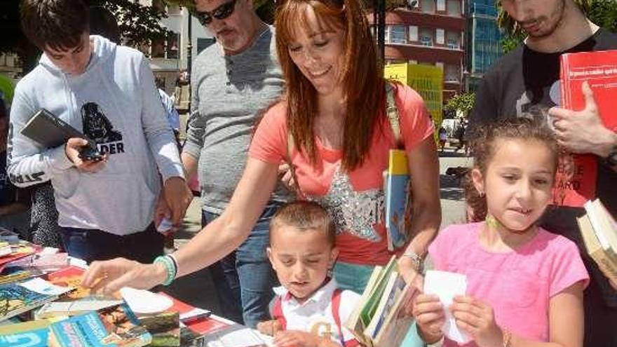 Padres y alumnos escogen libros en la feria. // Rafa Vázquez