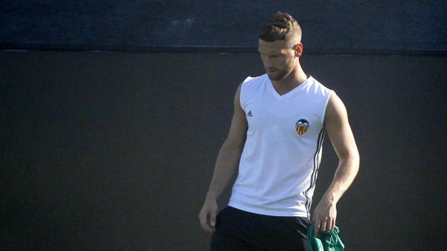 Mustafi abandona la ciudad deportiva camino de Londres