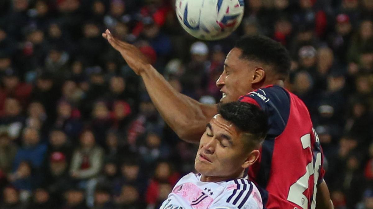 Yerry Mina, disputando un balón aéreo con el Cagliari