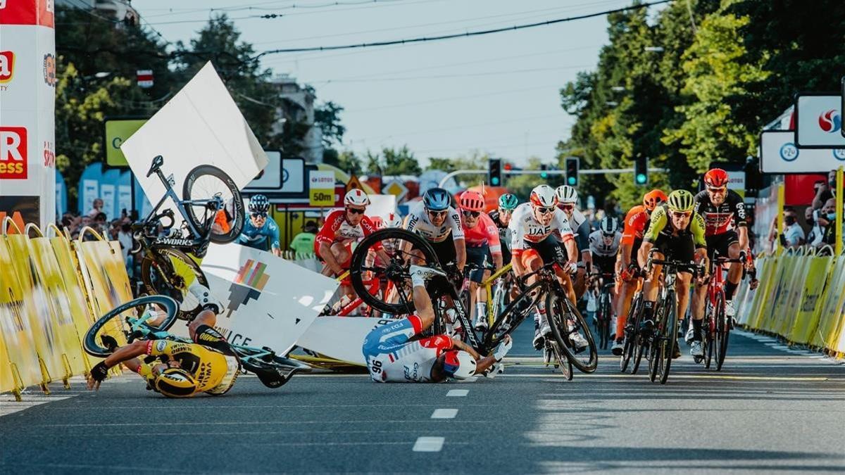 Accidente causado por Groenewegen en el sprint de la primera etapa del Tour de Polonia