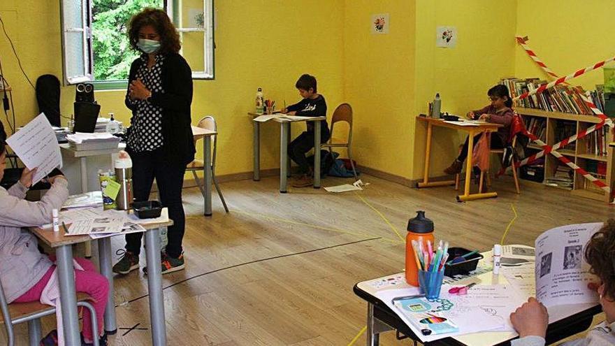 Una professora amb un grup d&#039;alumnes en una de les aules de l&#039;escola Jordi Pere Cerdà de Sallagosa