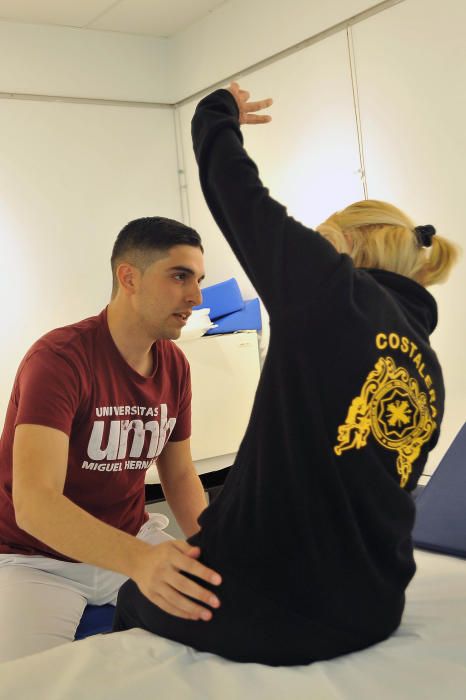Alumnos de Fisioterapia de la UMH tratan a los cos